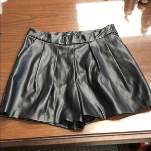 Leather shorts with pockets